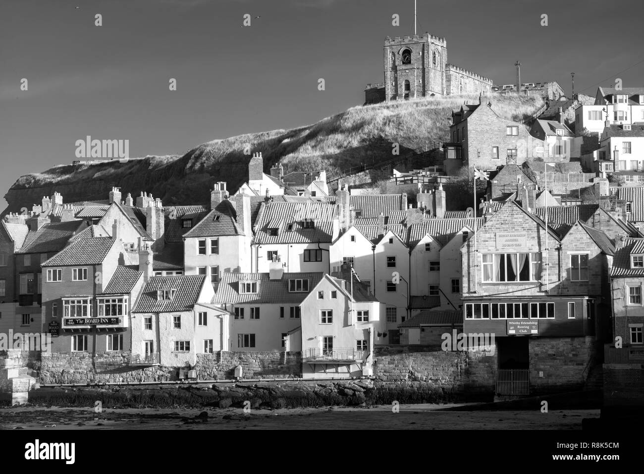 Luce spettrale su St Marys chiesa, East Cliff, Whitby, North Yorkshire, Regno Unito Foto Stock
