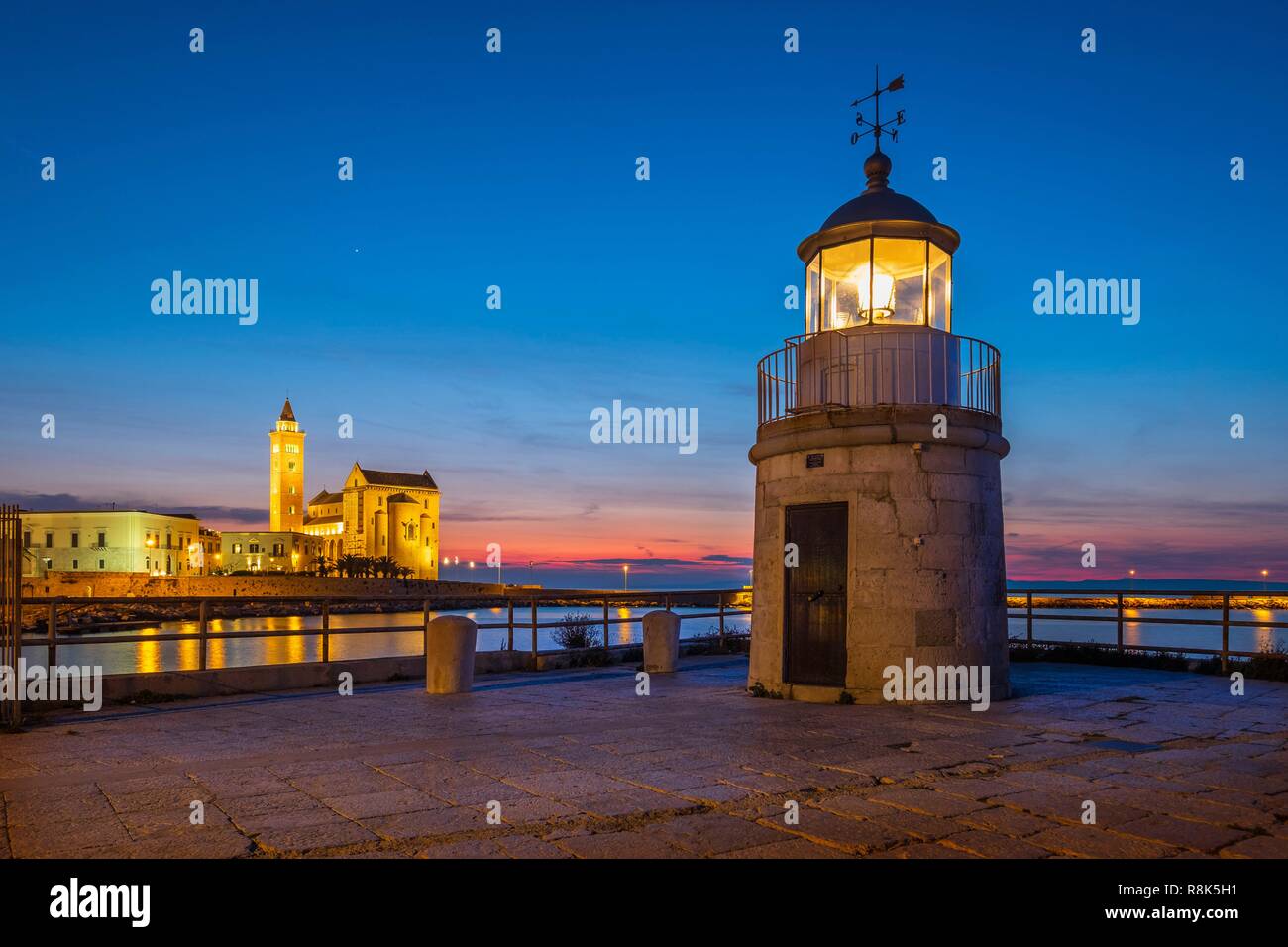 L'Italia, Puglia, Trani, il faro del porto e di San Nicola Pellegrino (Cattedrale o Duomo) fondata alla fine del XI secolo con un pugliese di architettura romanica Foto Stock