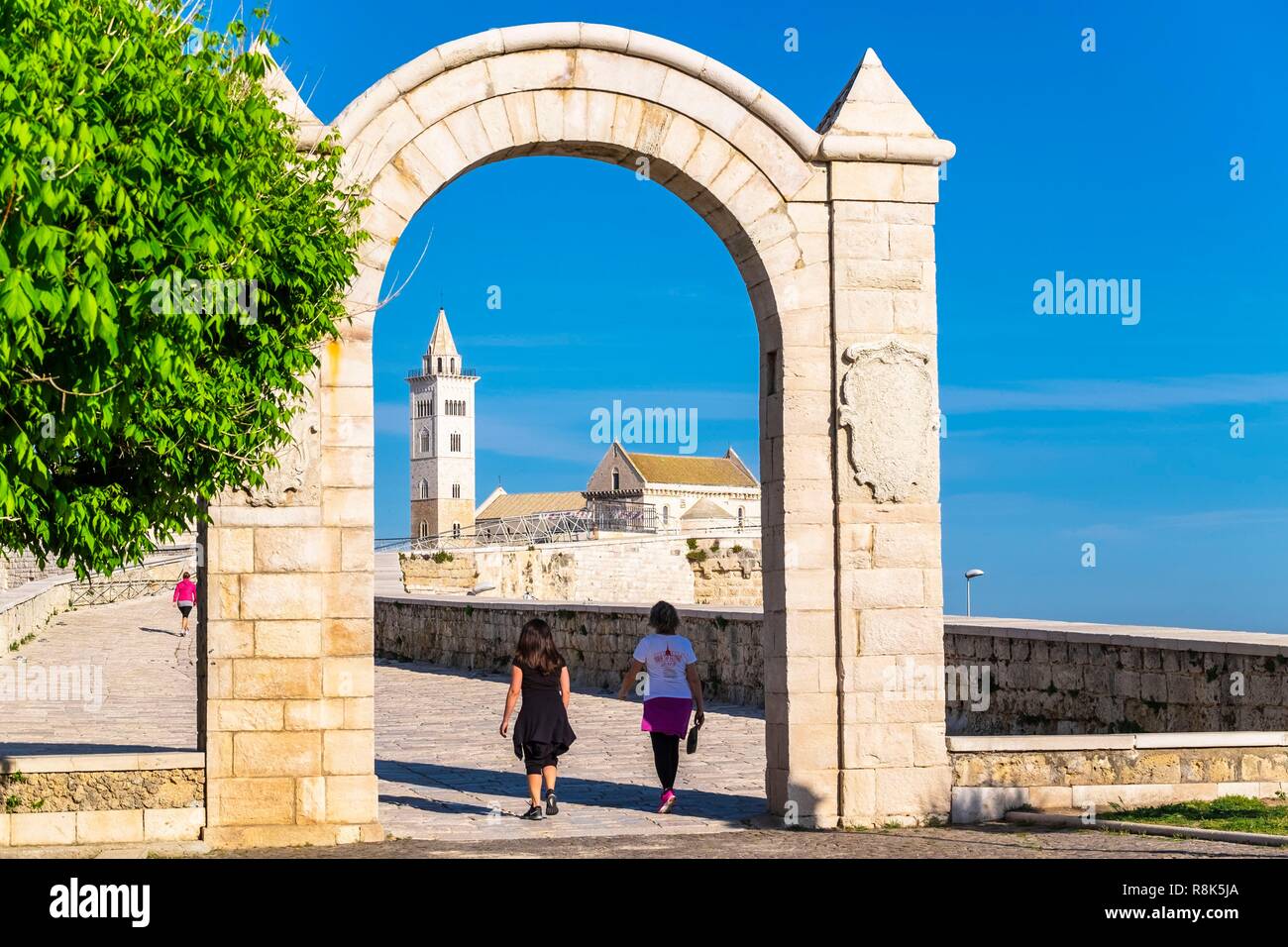 L'Italia, Puglia, Trani, San Nicola Pellegrino (Cattedrale o Duomo) fondata alla fine del secolo XI, pugliese di architettura romanica, visto dal parco di Villa Comunale Foto Stock