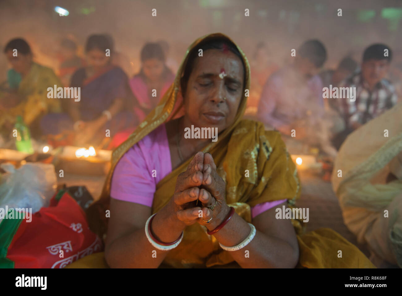 Narayanganj, Bangladesh - 03 Novembre 2015: migliaia di devoti indù osservare il santo festival di Rakher Upobash o Kartik Brati a Shri Shri Lokna Foto Stock