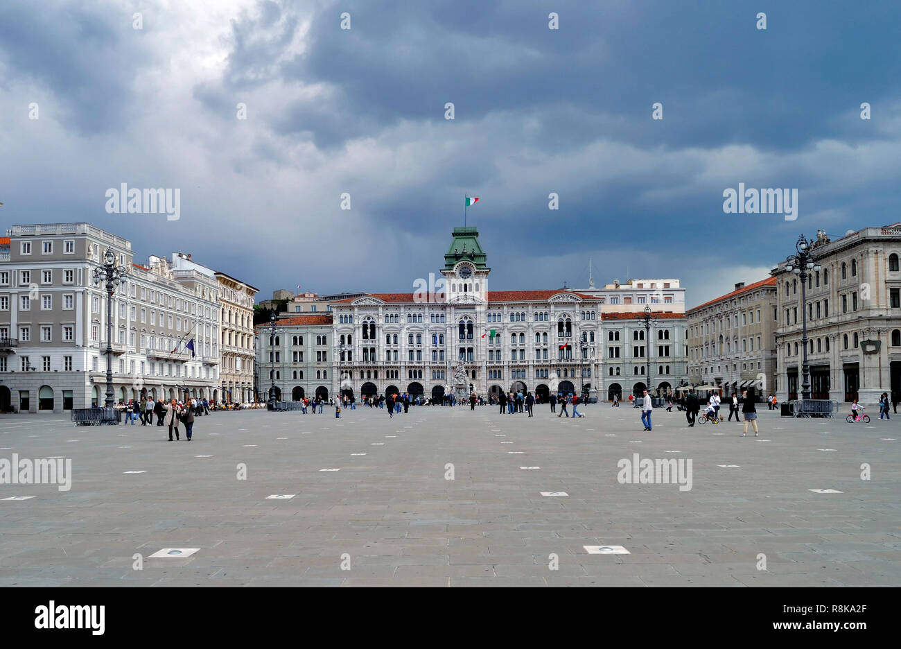 Splendida vista della Piazza Unità d'Italia a Trieste nel Friuli Venezia Giulia, Italia, con un drammatico sky Foto Stock