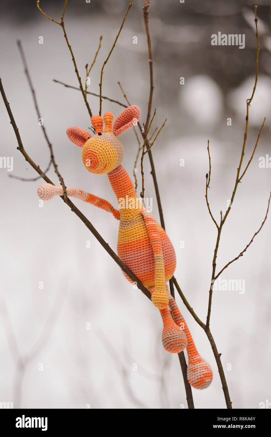 SYKTYVKAR, Russia - 16 dicembre 2018: immagine illustrativa. Appoggio la giraffa giocattolo in maglia la tecnica di maglieria amigurumi Foto Stock