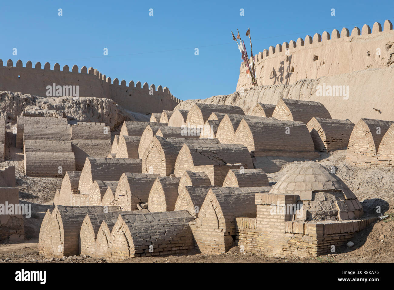 Vecchio Cimitero alla parete della città, la città vecchia, Khiva, Uzbekistan Foto Stock