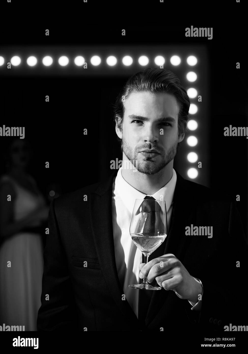 Uomo o imprenditore tenere bicchiere da vino, meeting e relax Foto Stock
