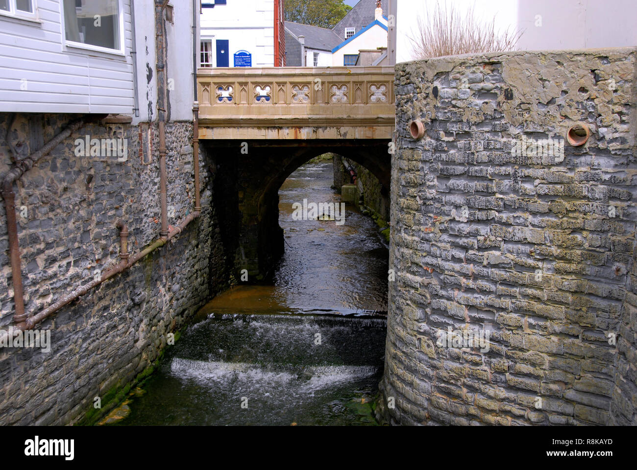 Fiume Lim passando sotto il ponte della strada ponte stradale, Lyme Regis, Dorset, Inghilterra Foto Stock