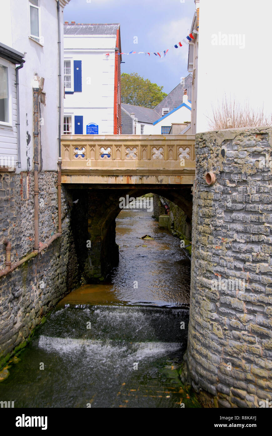 Fiume Lim passando sotto il ponte della strada ponte stradale, Lyme Regis, Dorset, Inghilterra Foto Stock