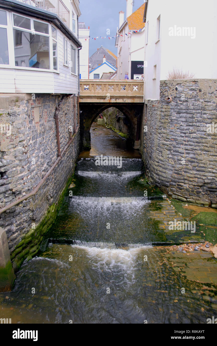 Fiume Lim passando sotto il ponte della strada ponte stradale, Lyme Regis, Dorset, Inghilterra Foto Stock