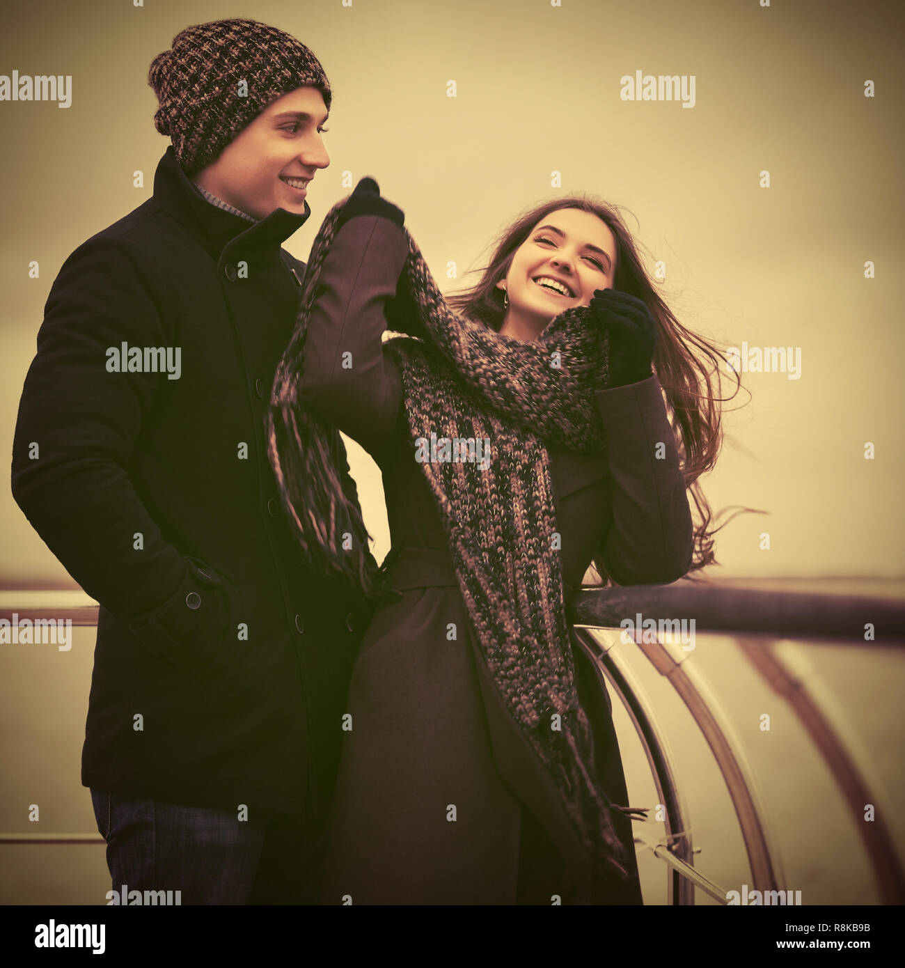 Felice moda giovane coppia in amore Divertimento outdoor elegante uomo e donna che indossa cappotti classico beanie e sciarpa Foto Stock
