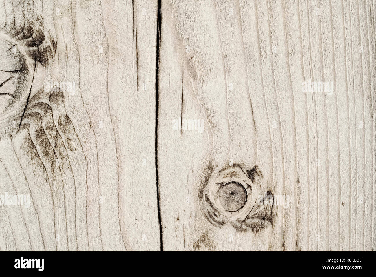 La texture di un di legno non verniciato bordo con un nodo e crepe e crack in medio Foto Stock