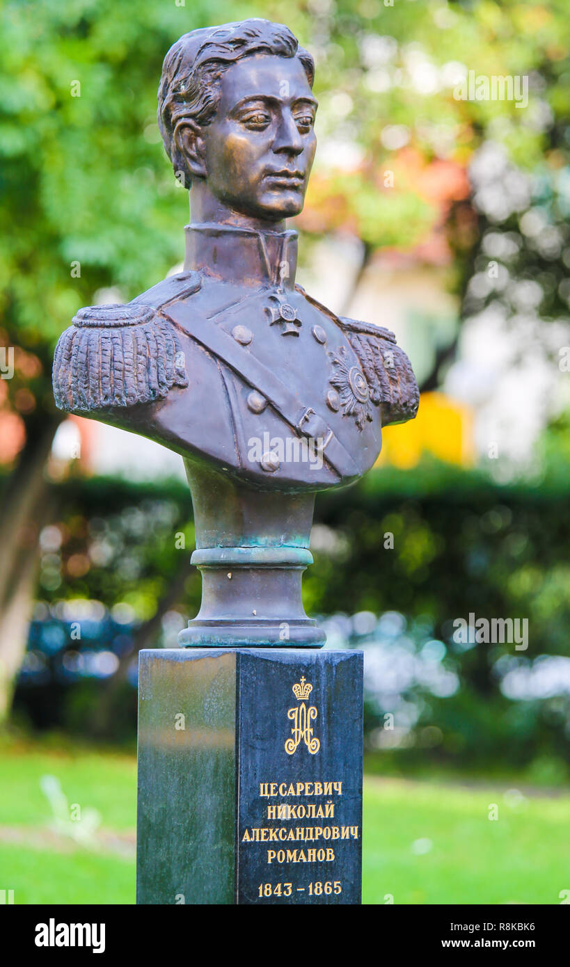 Statua di Nicola Aleksandrovic, Tsarevich della Russia, al russo St Nicholas cattedrale ortodossa a Nizza, in Francia, consacrata in sua memoria. Foto Stock