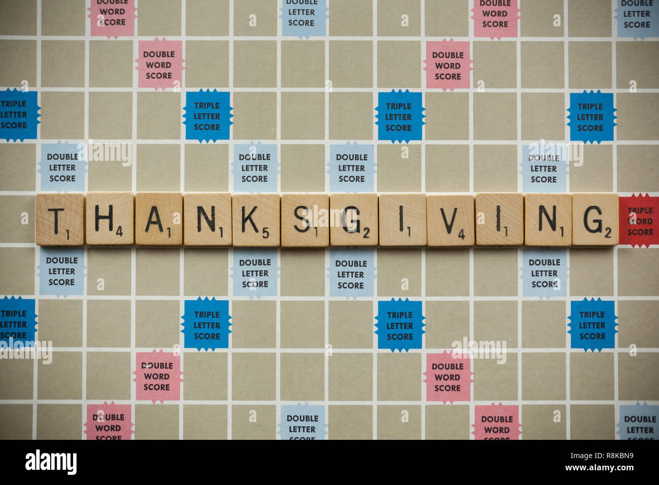 WOODBRIDGE, NEW JERSEY - 9 Novembre 2018: piastrelle Scrabble scrivi la parola di ringraziamento su un vintage scheda di gioco Foto Stock