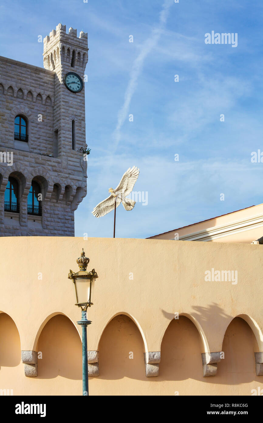 Colomba e torre presso il Palazzo del Principe di Monaco, la residenza ufficiale del Principe Sovrano di Monaco Foto Stock