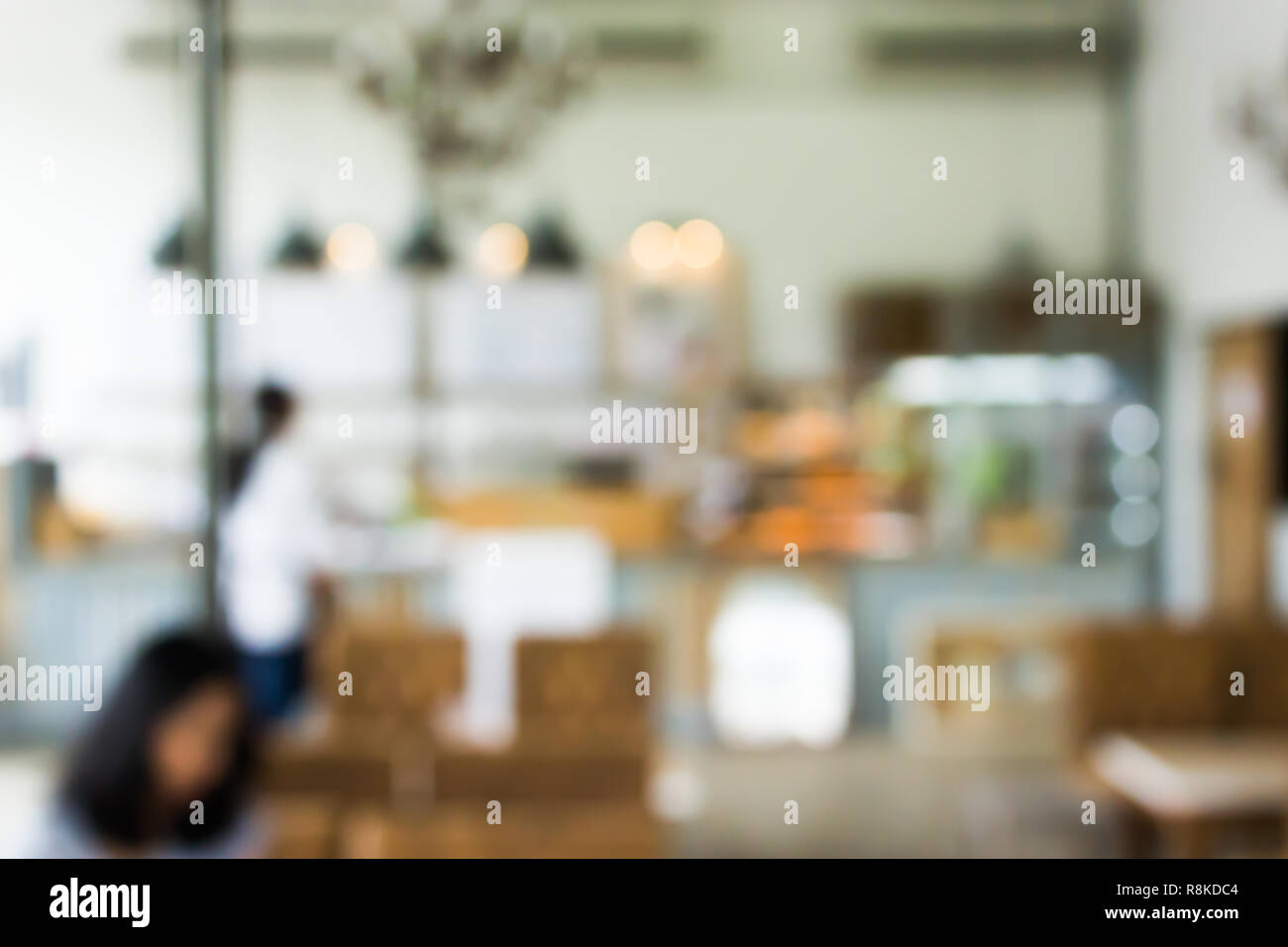 Cafe la sfocatura dello sfondo bokeh di fondo con luce. Ristorante abstract blur. Foto Stock