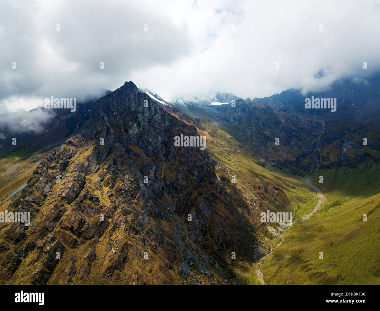 Cima della montagna delle Ande peruviane a oltre 4000m di altitudine intorno al lago Humantay Foto Stock