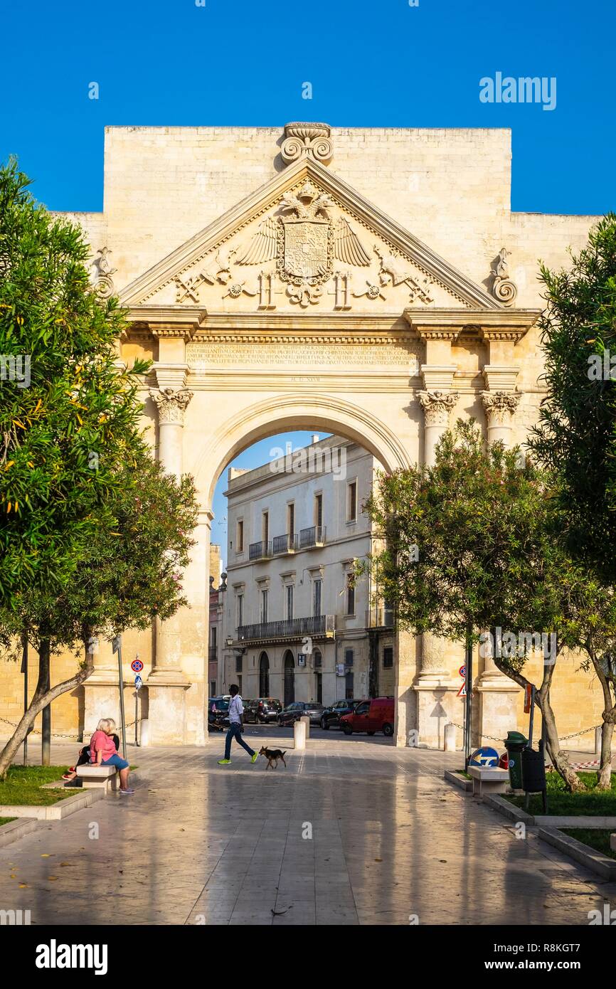 Italia Puglia Salento Lecce, Porta Napoli, imitando un arco trionfale, è  una delle porte del centro storico, costruito nel 1548 in onore  dell'Imperatore Carlo V Foto stock - Alamy