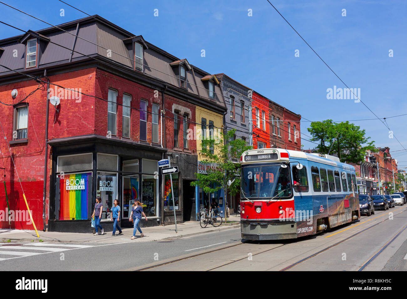 Canada, Provincia di Ontario, città di Toronto, Queen Street West, nuovo quartiere alla moda, case colorate e tram Foto Stock