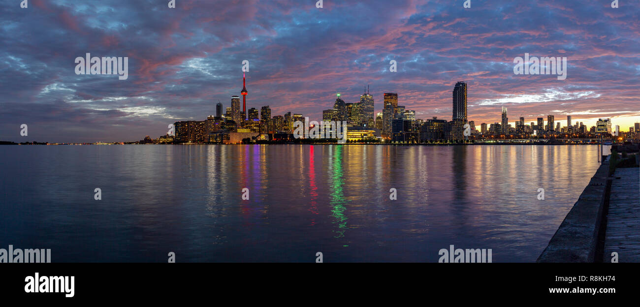 Canada, Provincia di Ontario, la città di Toronto, la città e i suoi grattacieli al tramonto dalle rive del lago Ontario Foto Stock