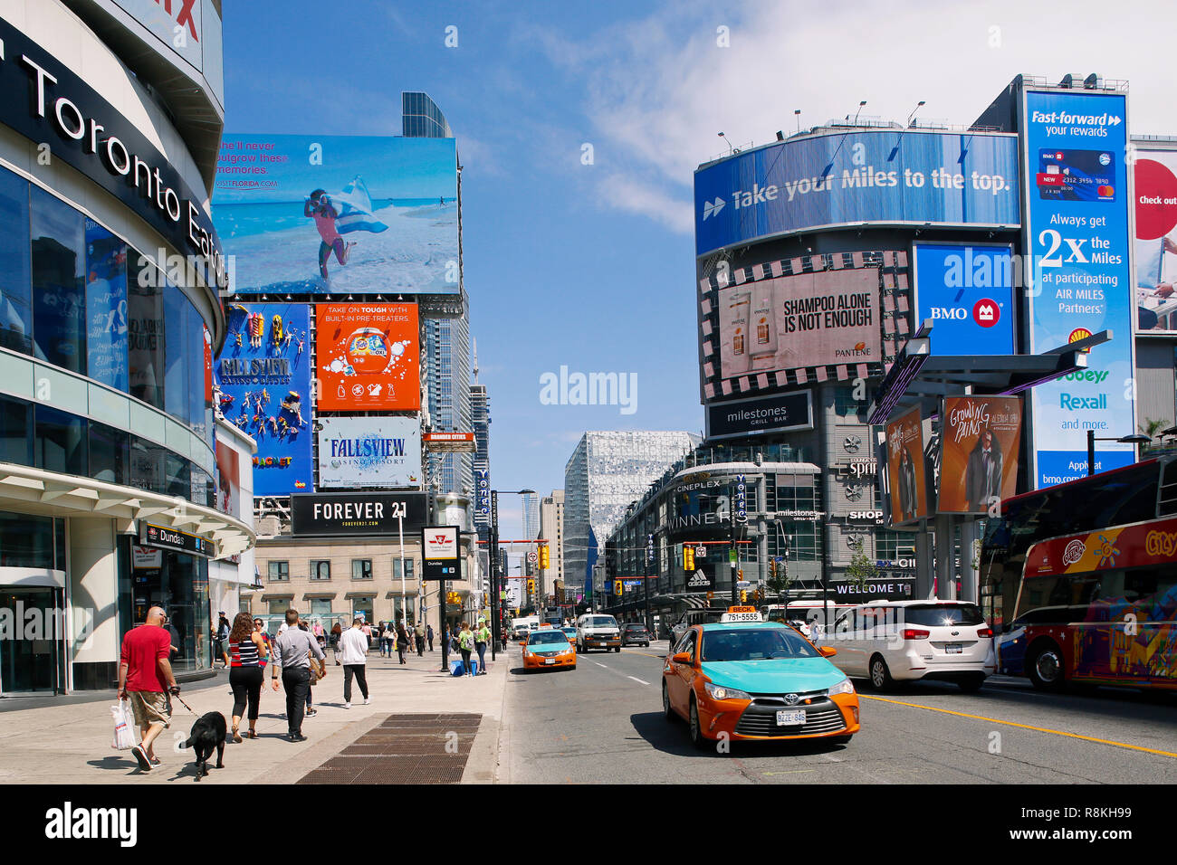 Canada, Provincia di Ontario, città di Toronto, Yonge-Dundas piazza, piazza a Yonge Street e Dundas Street incrocio famoso per le sue insegne luminose e annunci gigante Foto Stock