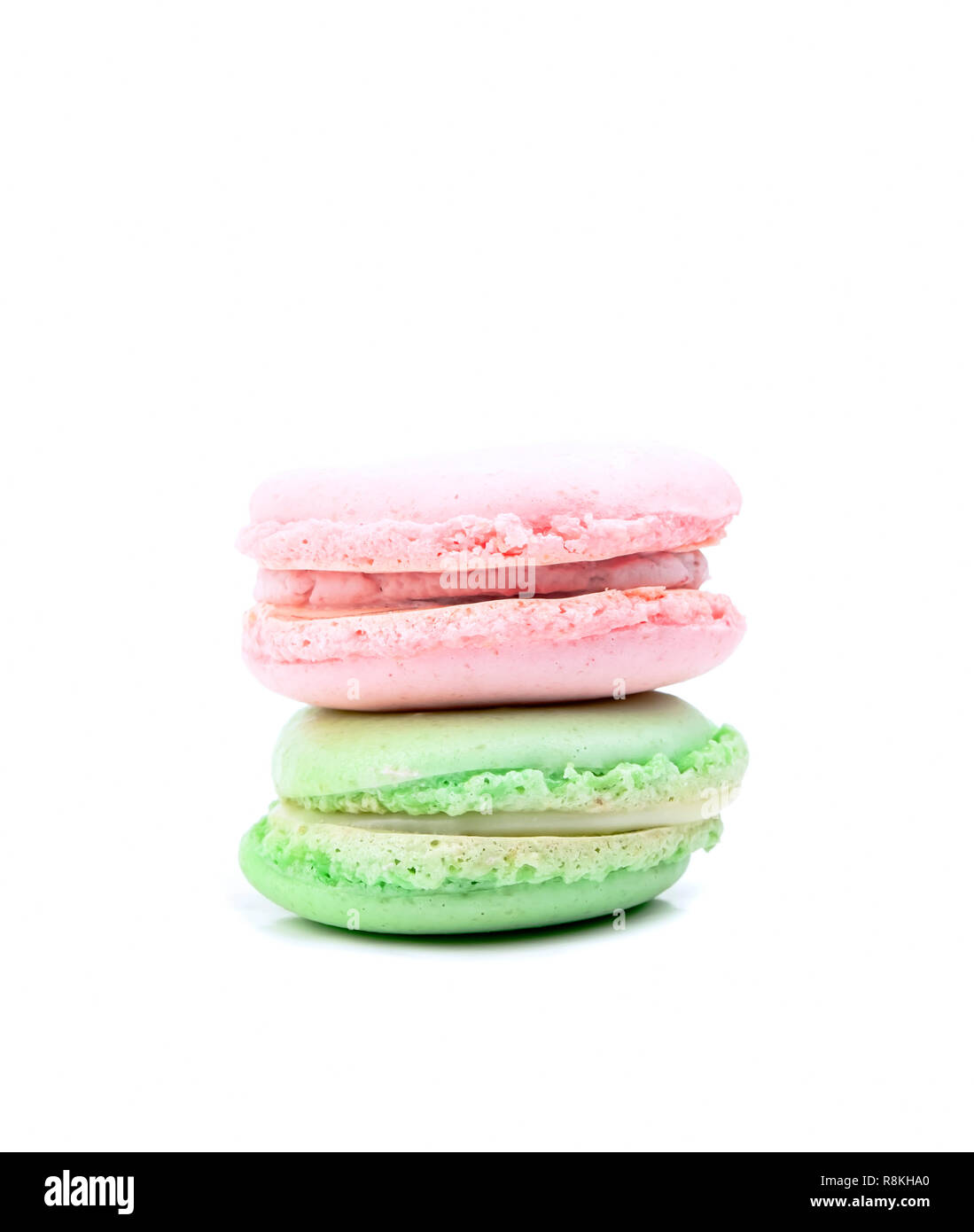 Torta macaron o amaretto isolati su sfondo bianco, dolci e dessert Foto Stock