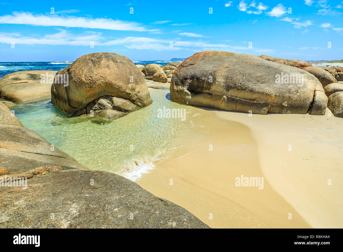 William Bay NP, Danimarca, Western Australia. Al riparo dalle onde del Grande Oceano Australe da arrotondata massi di pietra tipica di questa zona, Verdi piscina è il paradiso. Australian destinazione estiva. Foto Stock