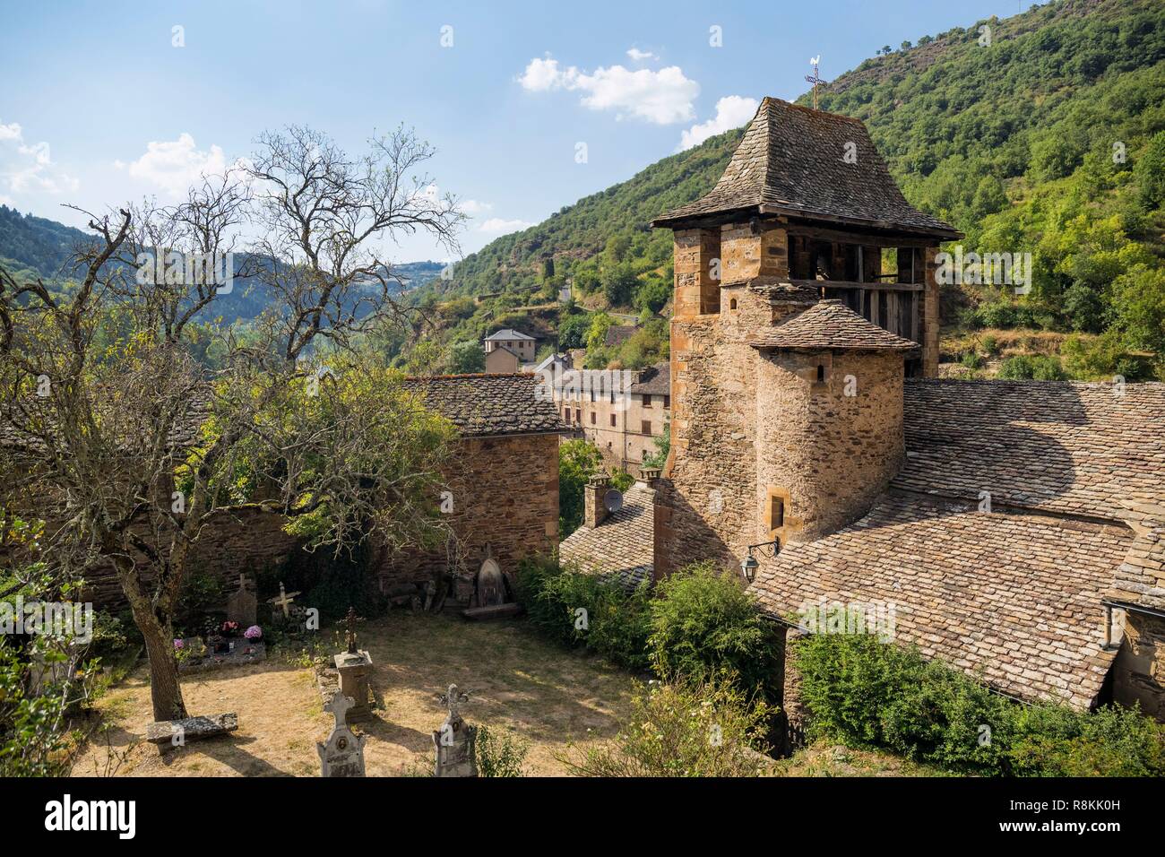 Francia, Aveyron, Parc Naturel Regional des Grands Causses (Parco Naturale Regionale dei Grands Causses), Route des Seigneurs, Brousse le Chateau, etichettati Les Plus Beaux Villages de France (i più bei villaggi di Francia), la chiesa gotica Foto Stock