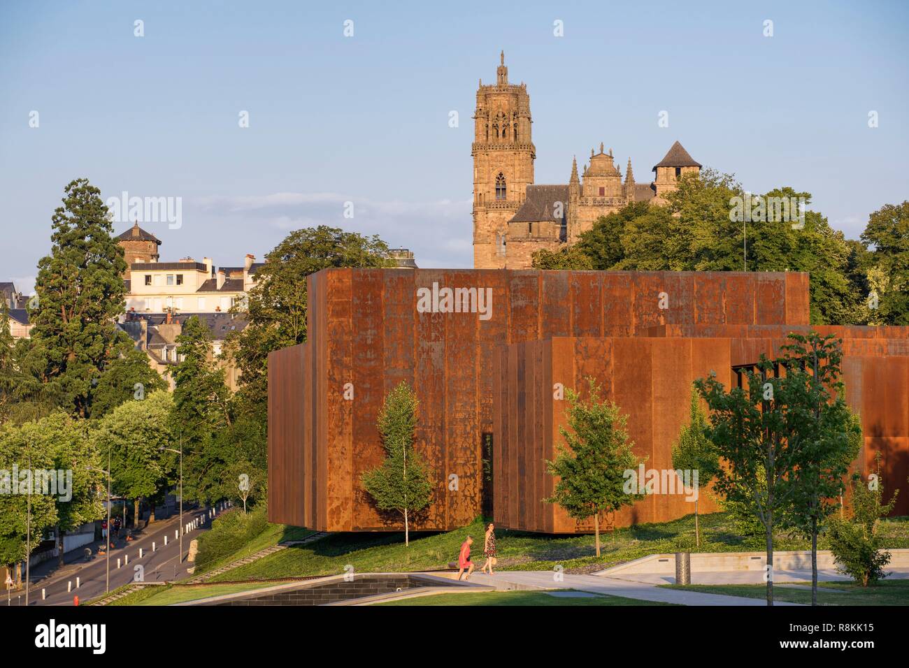 Francia, Aveyron, Rodez, il Museo Soulages, progettato dagli architetti catalano RCR associato Passelac & Roques e la cattedrale di Notre Dame Foto Stock