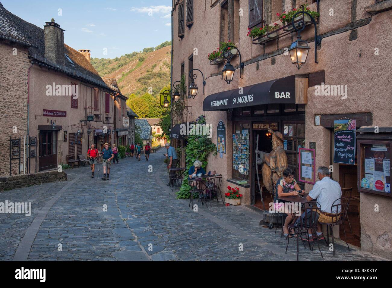 Francia, Aveyron, Conques, un arresto su El Camino de Santiago, etichettati Les Plus Beaux Villages de France (i più bei villaggi di Francia), il villaggio Foto Stock