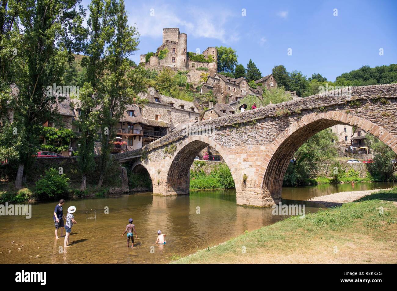 Francia, Aveyron, Belcastel, etichettati Les Plus Beaux Villages de France (i più bei villaggi di Francia), fermata su El Camino de Santiago Foto Stock