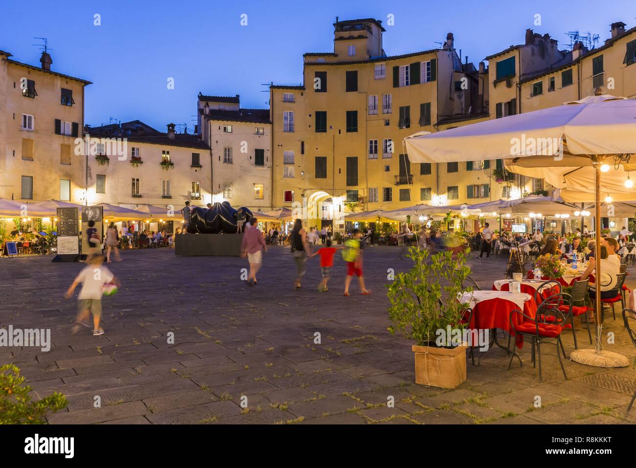 L'Italia, Toscana, Lucca, Piazza del Mercado o Piazza Amfiteatro, ex anfiteatro Foto Stock