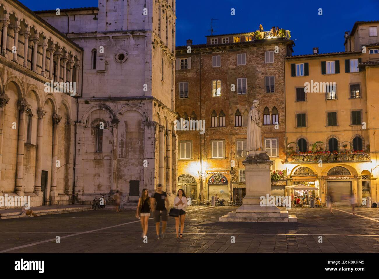 L'Italia, Toscana, Lucca, Piazza San Michele, statua di Francesco Burlamacchi, Chiesa di San Michele in Foro Foto Stock