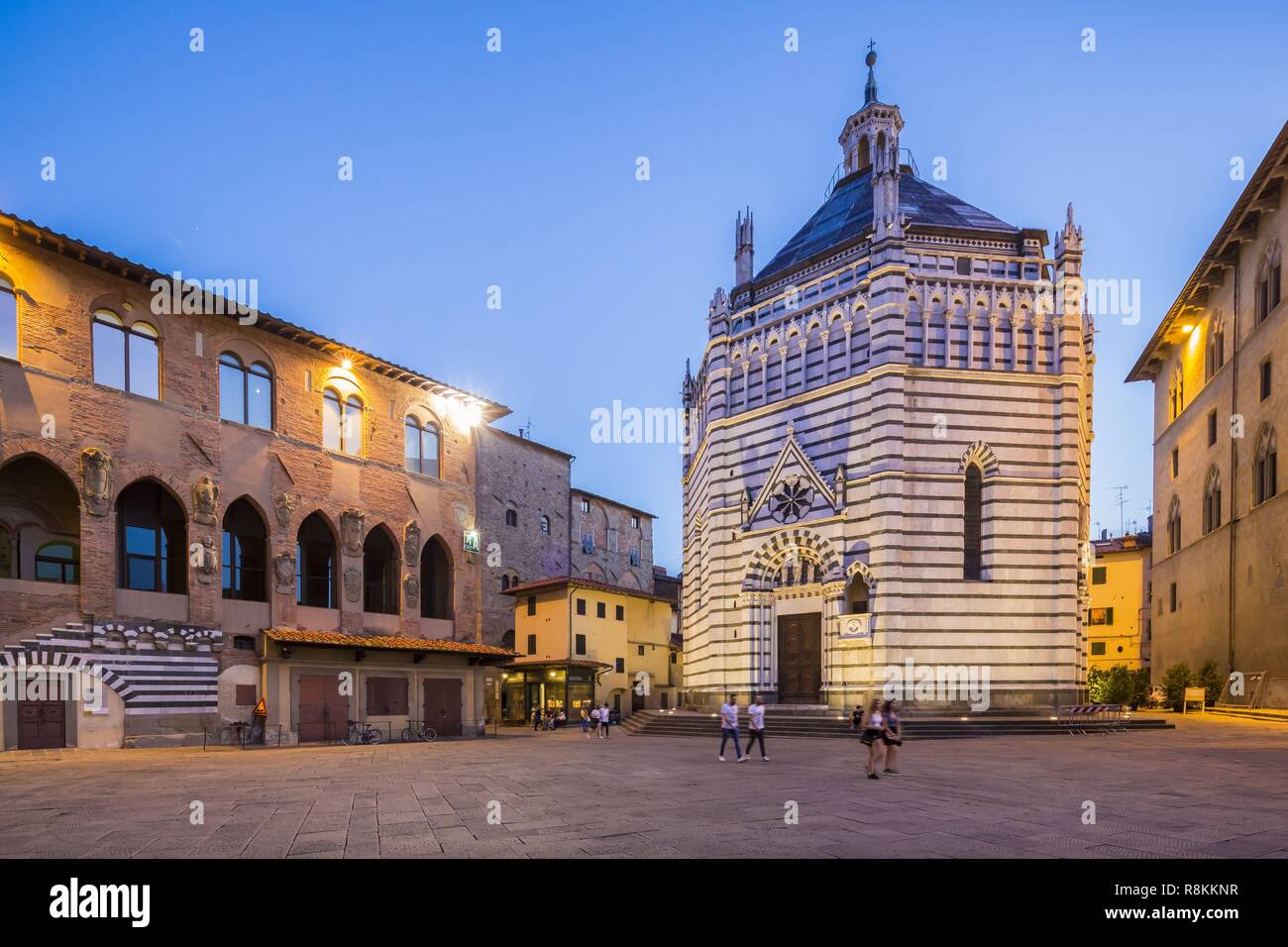 L'Italia, Toscana, Pistoia, posto in Piazza del Duomo, Chiesa Battistero di San Giovanni a Corte e il Palazzo dei Vescovi Foto Stock
