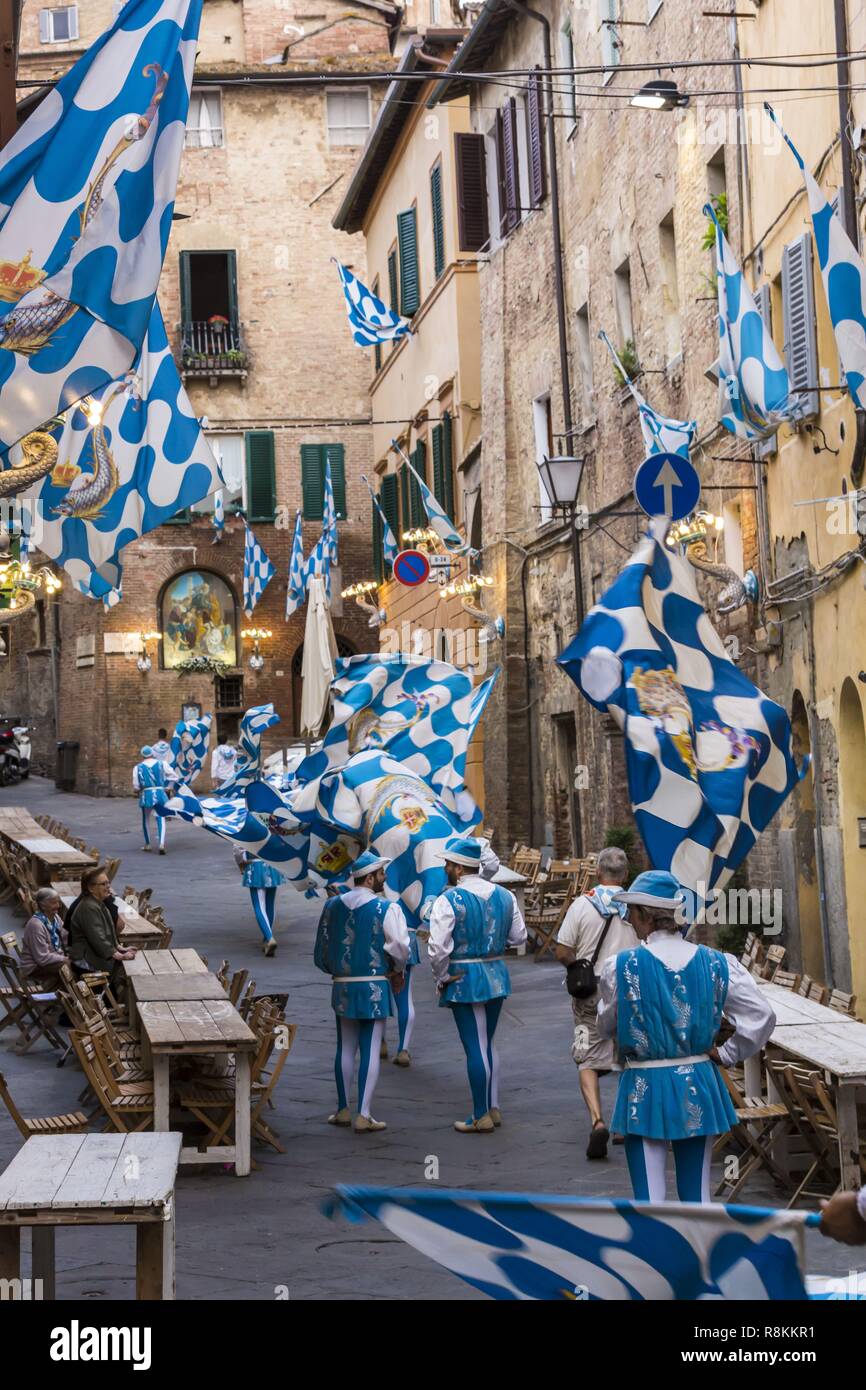 L'Italia, Toscana, Siena, elencato come patrimonio mondiale dall UNESCO, via Giovanni Dupre street parade la settimana prima del Palio di Provenzano Foto Stock