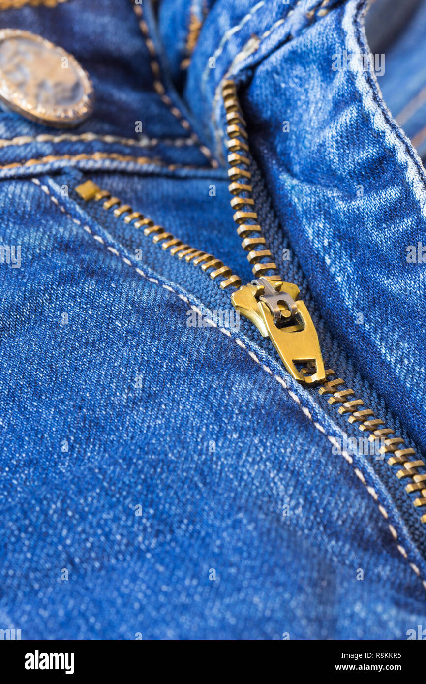 Semi-aperto sulla chiusura lampo blue jeans closeup Foto Stock