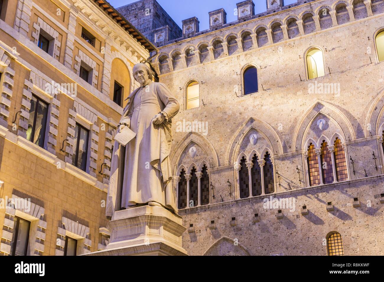L'Italia, Toscana, Siena, elencati come patrimonio mondiale dall' UNESCO, il Palazzo Salimbeni con la statua di Sallustio Bandini luogo Piazza Salimbeni Foto Stock
