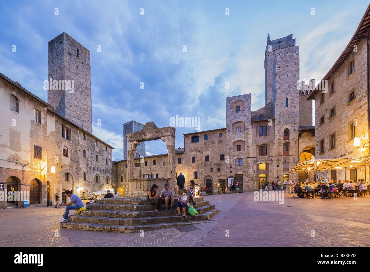 L'Italia, in Toscana, a San Gimignano, classificato come patrimonio mondiale dall UNESCO, place La Piazza della Cisterna Foto Stock