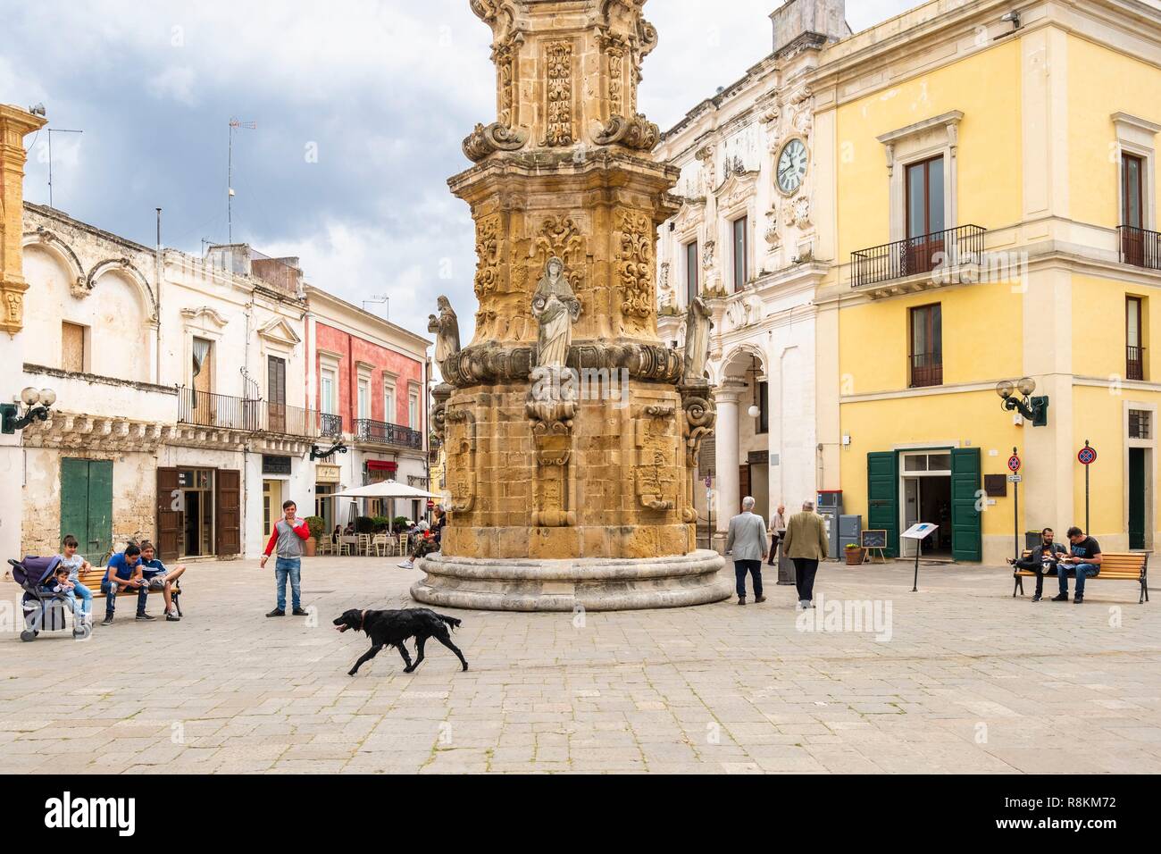 L'Italia, Puglia, Salento Nardo in centro storico, Piazza Salandra circondata da edifici barocchi e la Guglia dell'Immacolata costruito nel 1769 Foto Stock