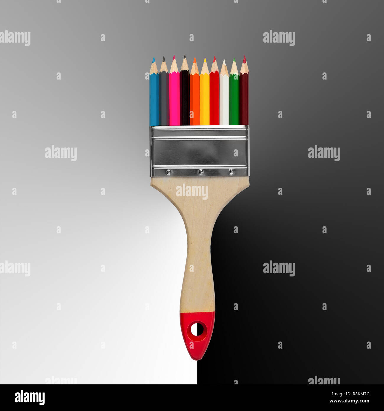 Spazzola astratta per il disegno da matite colorate invece di setole, sul grigio di un gradiente dello sfondo Foto Stock