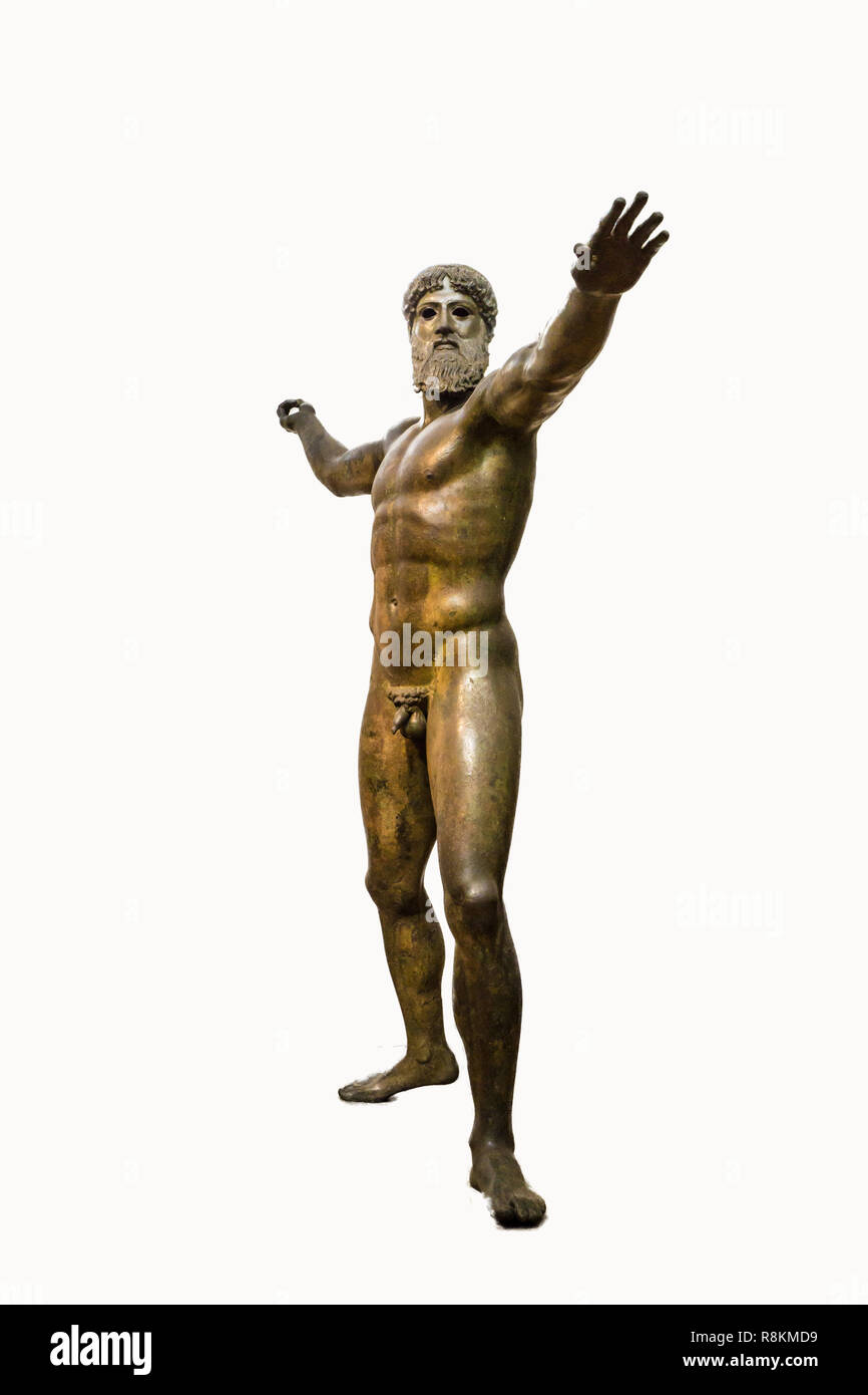 Isolato statua in bronzo di Zeus o Poseidone in uno sfondo bianco Foto Stock