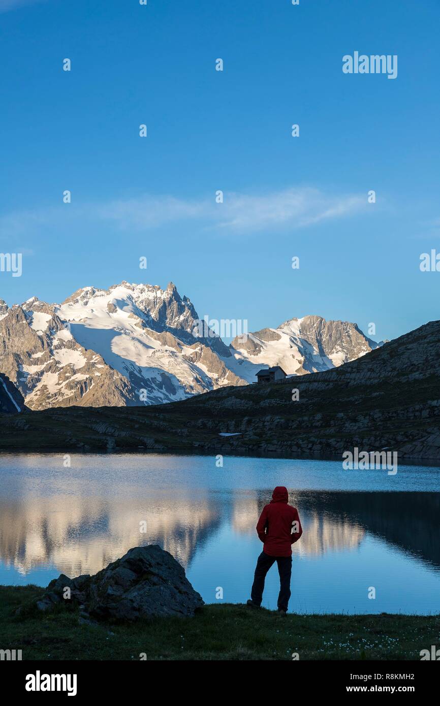 Francia, Hautes Alpes, Parco Nazionale degli Ecrins, il rifugio e il lago Goleon (2438 m) nel massiccio dell'Oisans con la Meije e il Râteau (3809m) in background Foto Stock