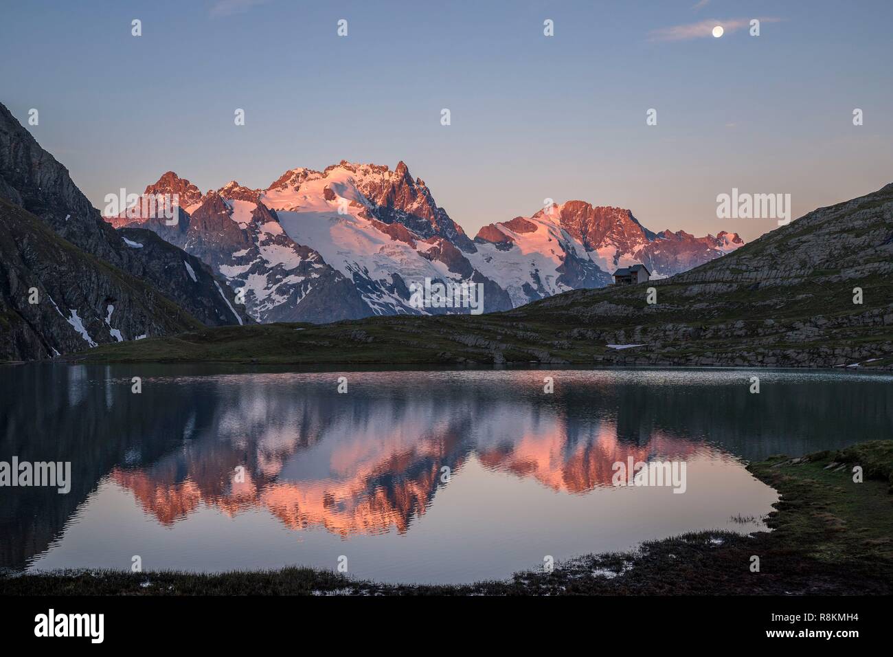 Francia, Hautes Alpes, Parco Nazionale degli Ecrins, il rifugio e il lago Goleon (2438 m) nel massiccio dell'Oisans con la Meije e il Râteau (3809m) in background Foto Stock