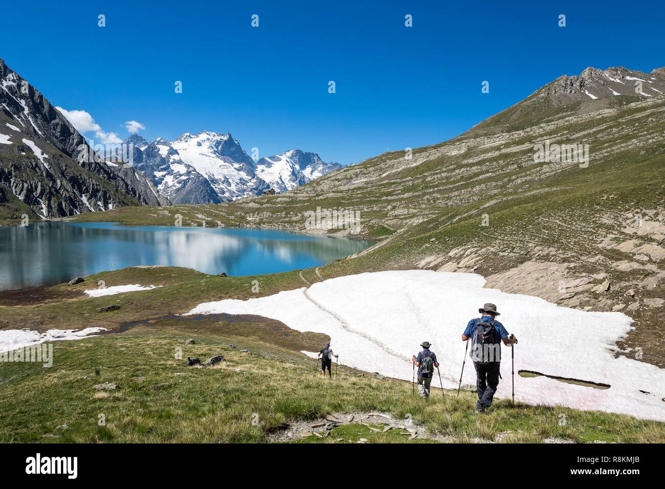 Francia, Hautes Alpes, Parco Nazionale degli Ecrins, il lago Goleon (2438 m) nel massiccio dell'Oisans con la Meije e il Râteau (3809m) in background Foto Stock