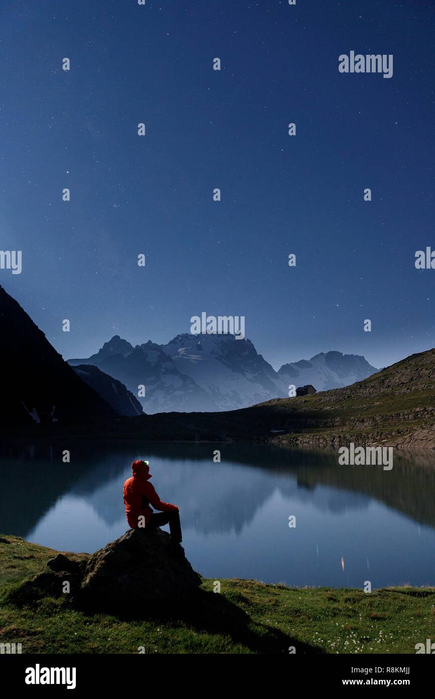 Francia, Hautes Alpes, Parco Nazionale degli Ecrins, il lago Goleon (2438 m) nel massiccio dell'Oisans con sullo sfondo la Meije (3983 m) e il Râteau (3809 m) illuminato dalla luna Foto Stock