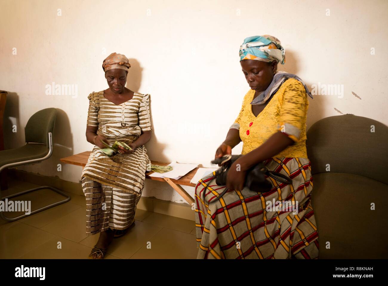 In Ghana, Accra, micro prestito di credito destinatari venire a recuperare denaro in Ghana agenzie ID Foto Stock