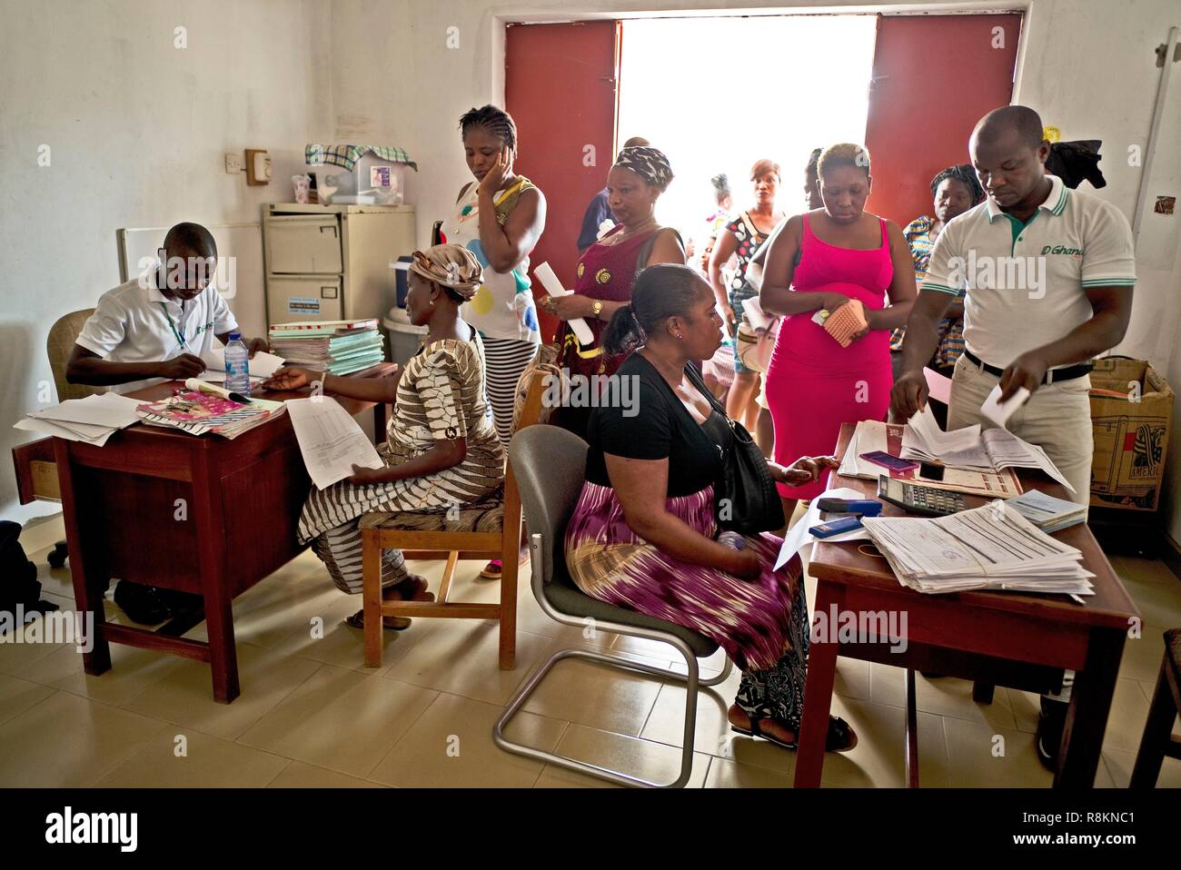 In Ghana, Accra, micro prestito di credito destinatari venire a recuperare denaro in Ghana agenzie ID Foto Stock