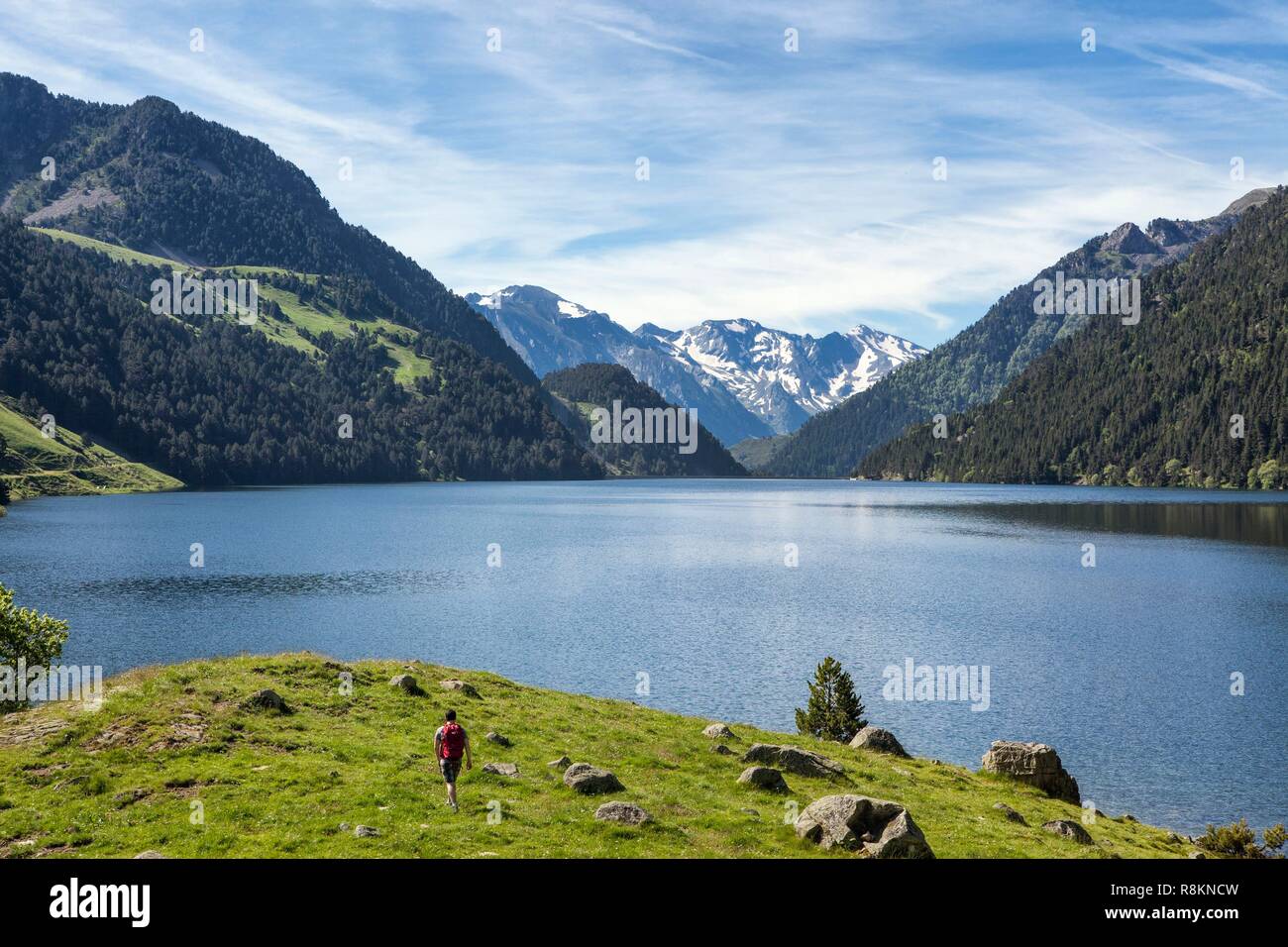Francia, Hautes Pirenei, Neouvielle Riserva, gli escursionisti a piedi giù per il lago di l'Oule, GR10 sentiero Foto Stock