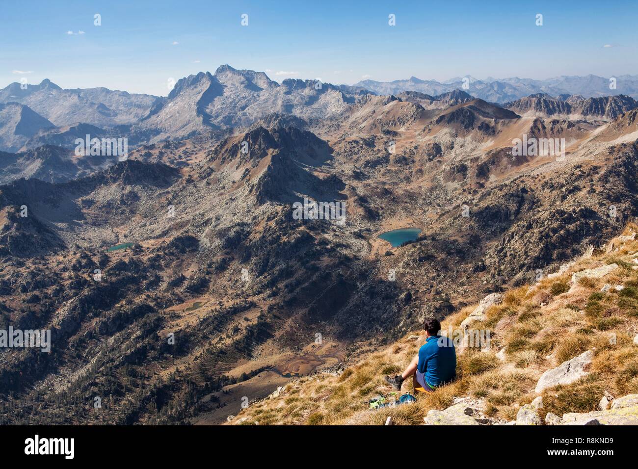 Francia, Hautes Pirenei, escursionista sulla sommità del picco Bastan (2715m) ammirando il panorama e il massiccio Neouvielle (3091m) Foto Stock