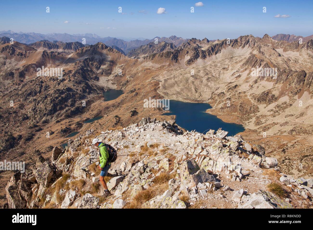 Francia, Hautes Pirenei, escursionista iniziando la discesa del vertice del picco di Bastan (2715m) Foto Stock
