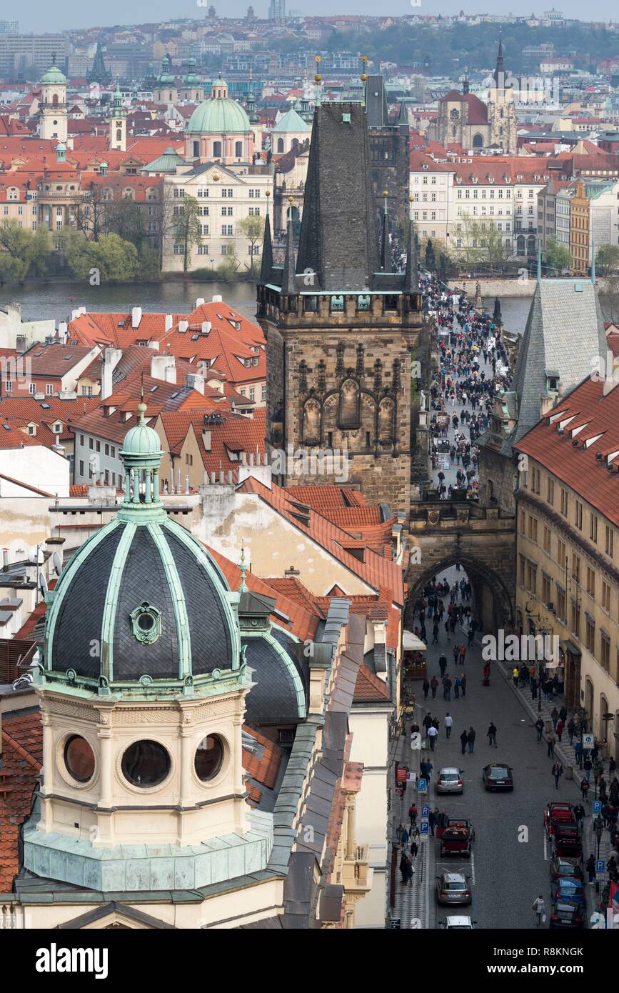 Repubblica ceca, Boemia centrale, Praga centro storico elencati come patrimonio mondiale dall UNESCO, il Charles Bridge (Karluv Most) oltre il fiume Vitava Foto Stock