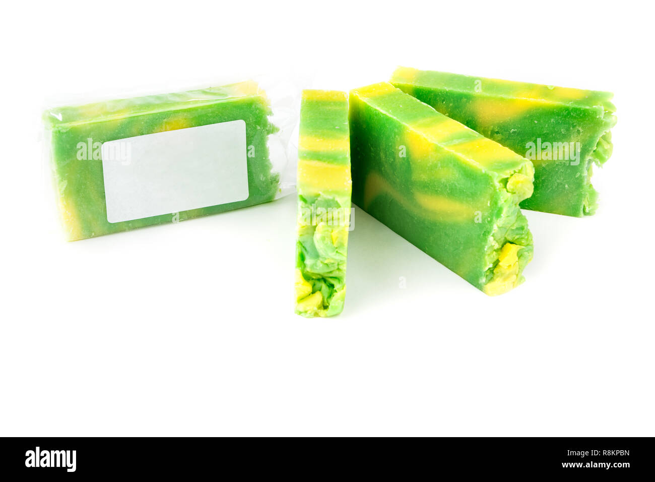 Fatte a mano di colore verde e giallo artigianale di jojoba saponette su sfondo bianco Foto Stock