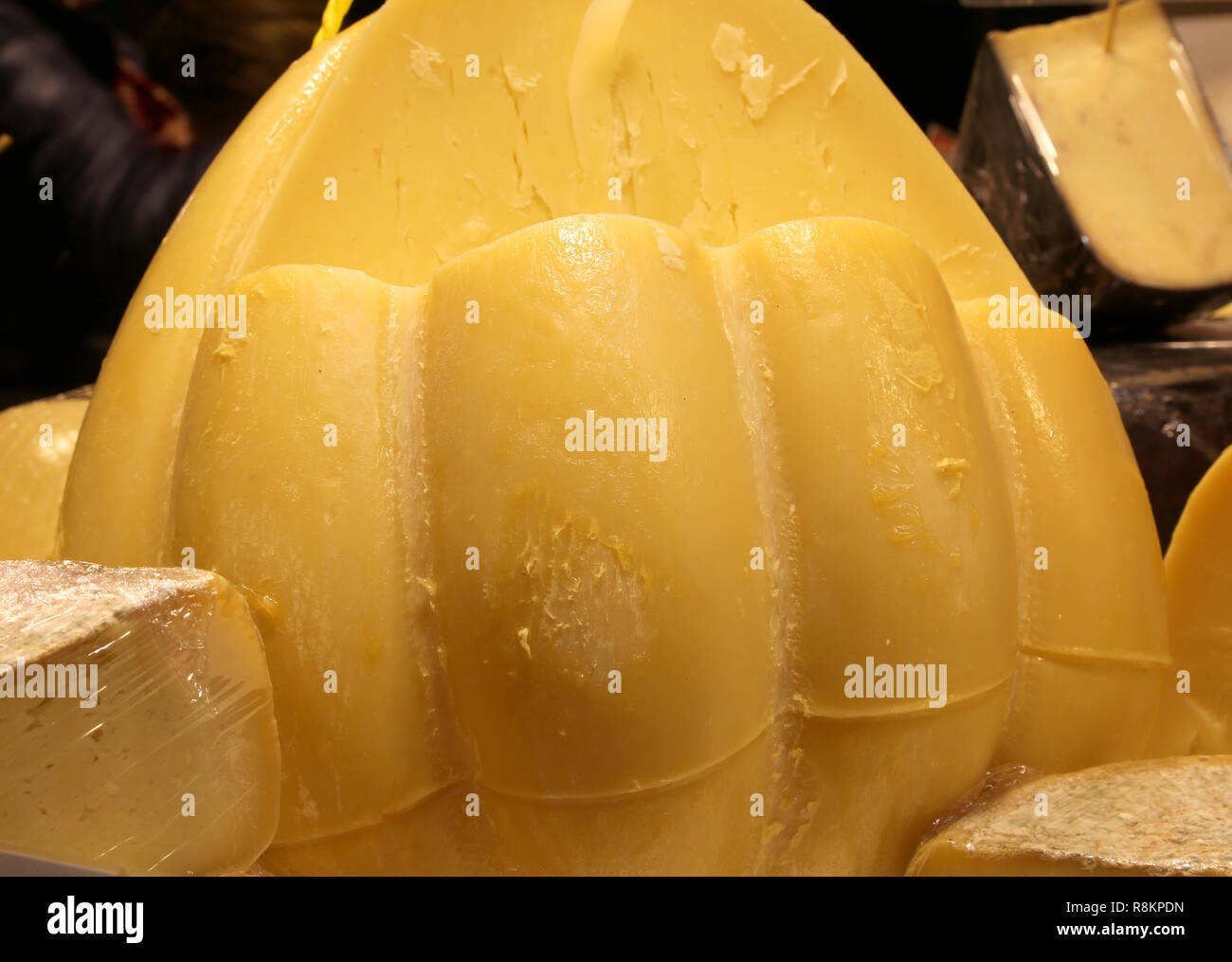 Giallo formaggio duro italiano chiamato Provolone Foto Stock